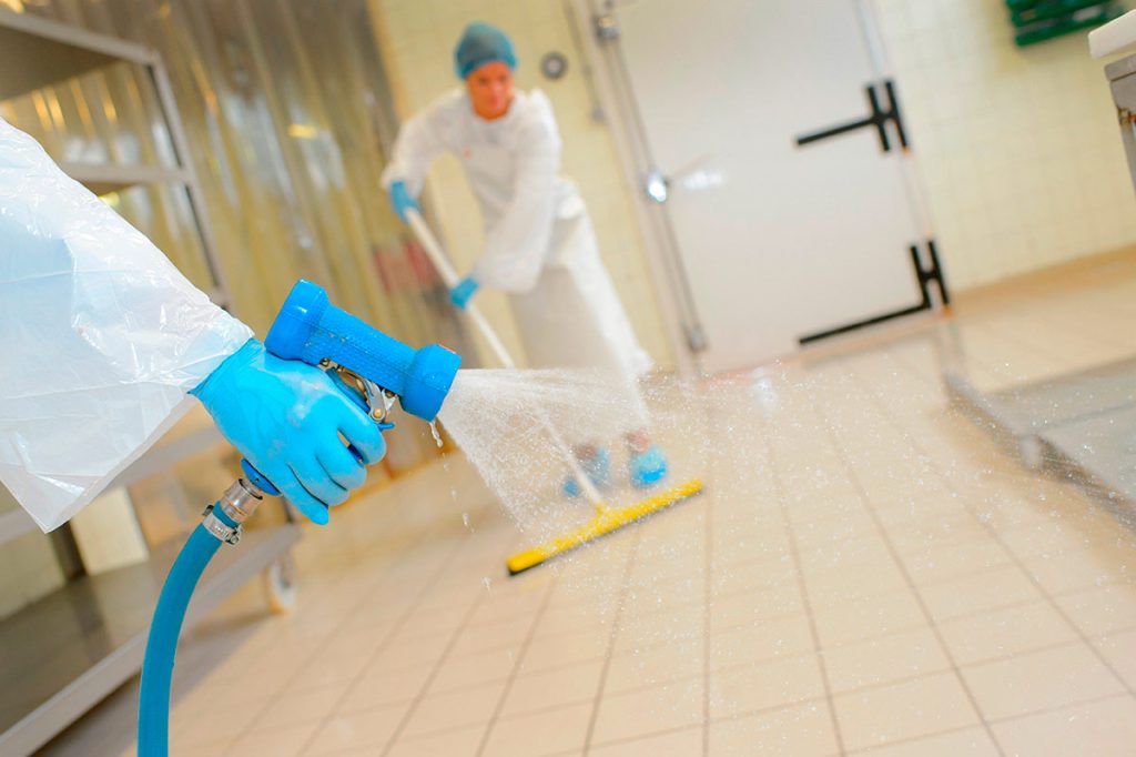 ¿Qué es la limpieza por espuma y por qué se utiliza en la industria alimentaria?